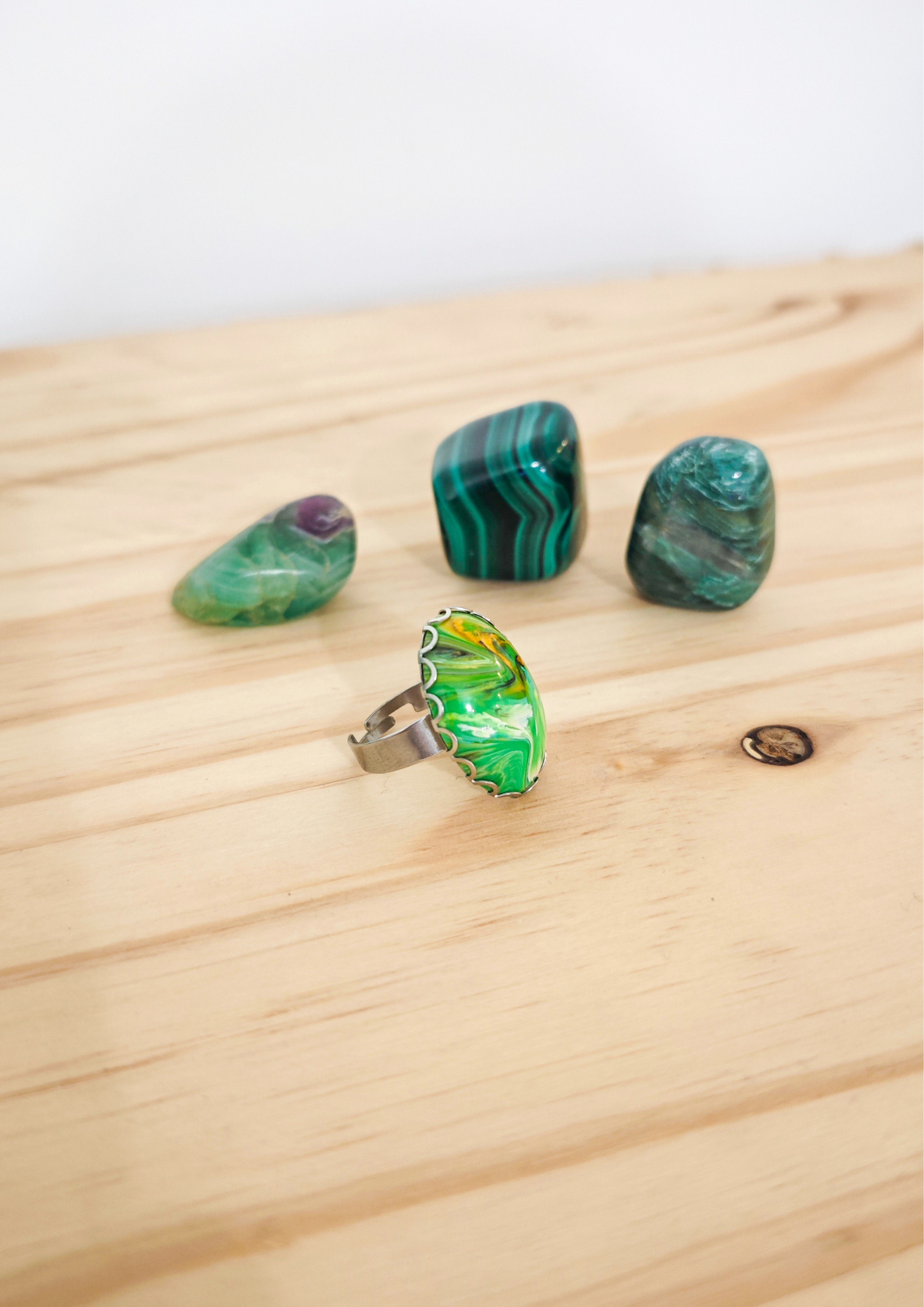 Bague artisanale en résine verte avec cabochon ovale, montée sur acier inoxydable ajustable, création faite main à Nogent-sur-Marne.