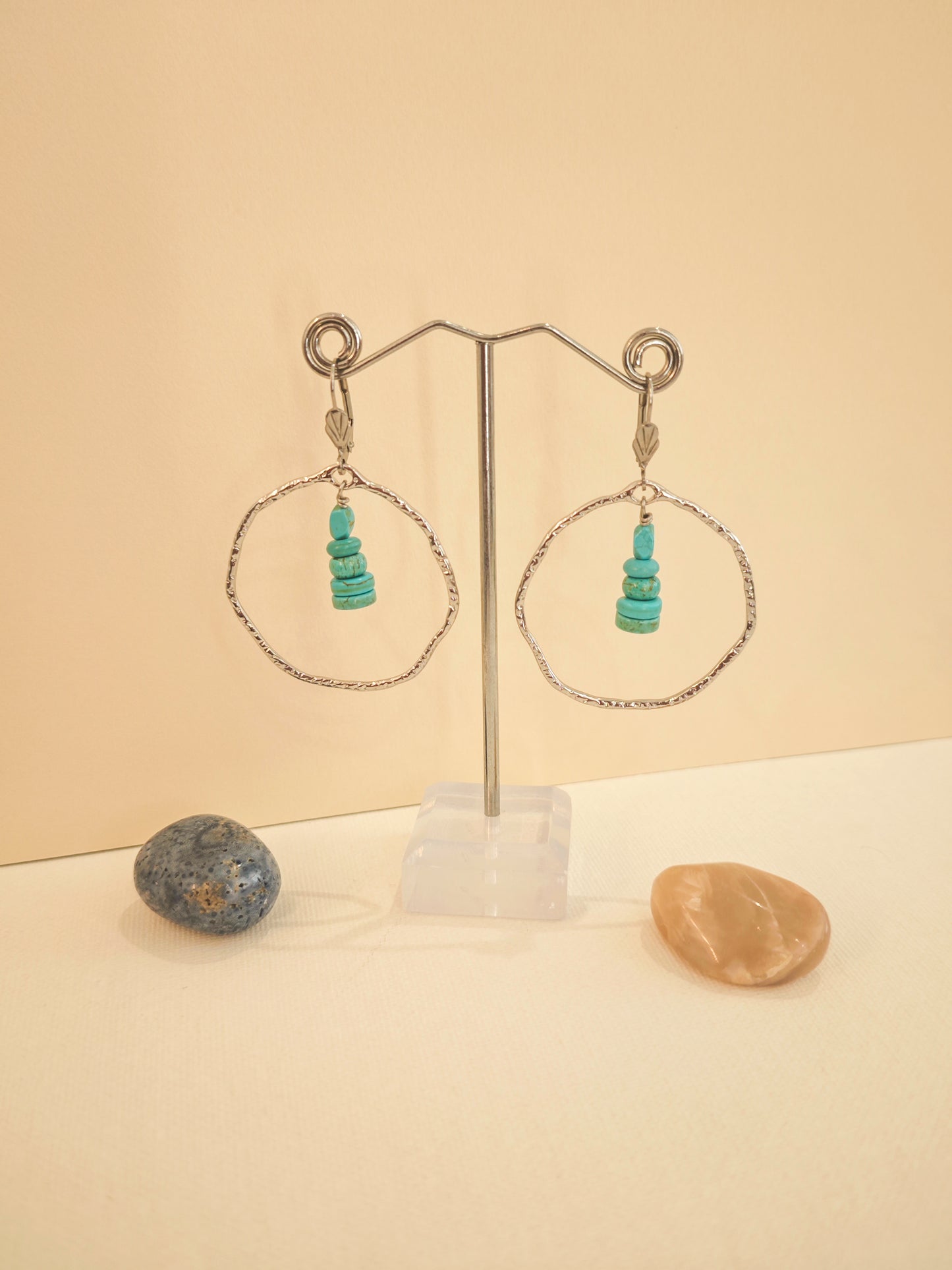 Boucles d’oreilles créoles en howlite turquoise et acier inoxydable, bijou fait main Julie Gassmann, pièce unique été coloré et lumineux