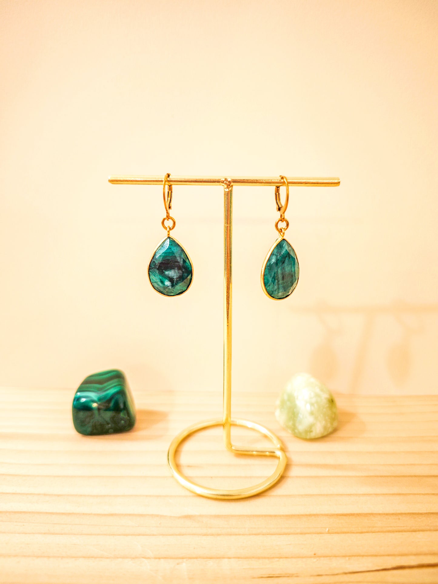 Boucles d’oreilles artisanales en émeraude vert sapin sur acier inoxydable doré, pièce unique créée à la main par Julie Gassmann à Nogent-sur-Marne.