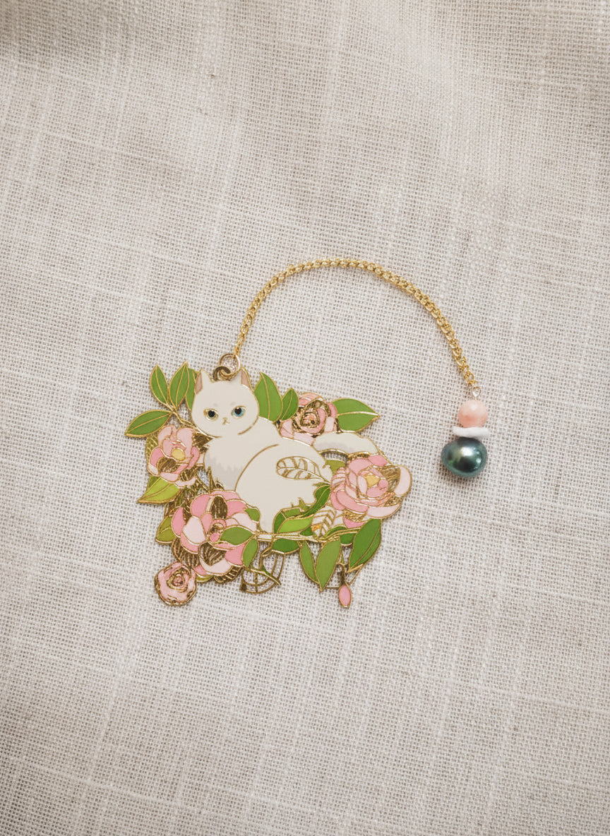 Marque-Page Chat & Pierre Naturelle
Un marque-page décoratif, pratique et plein de charme
Ce marque-page représente un joli chat noir et blanc entouré de fleurs colorées, avec une chaînette dorée ornée d’une pierre naturelle assortie.
Chaque modèle possède une pierre différente, choisie pour s’accorder parfaitement aux couleurs du motif.
Fin, solide et agréable à utiliser, il glisse facilement dans un livre sans abîmer les pages. Un accessoire idéal pour accompagner vos lectures, offrir ou se fai