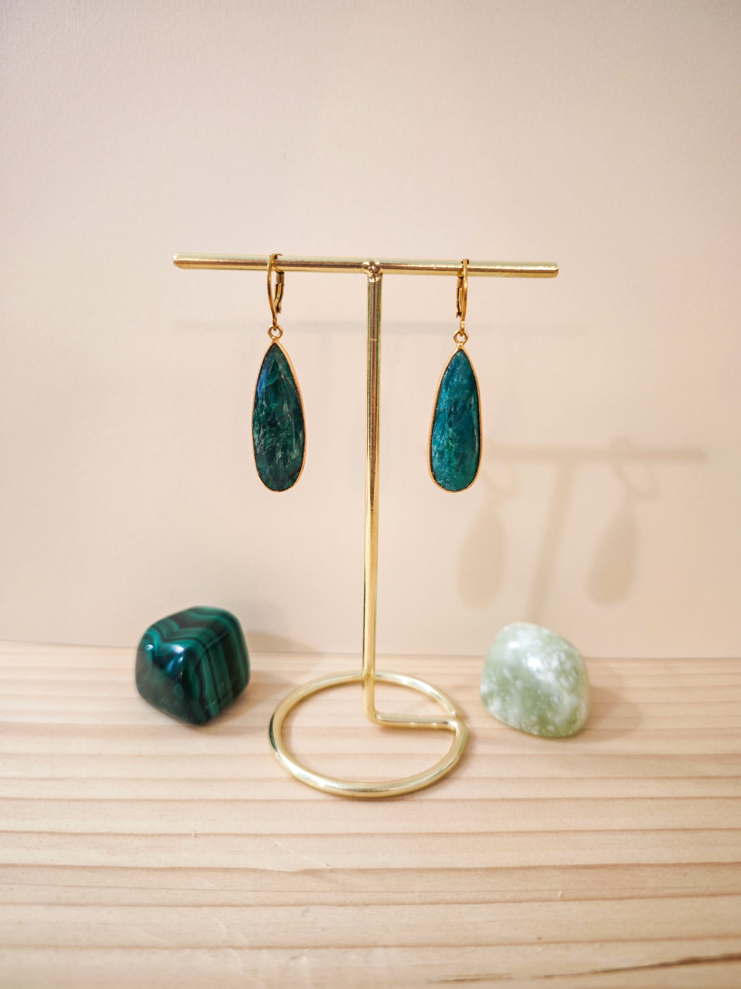 Boucles d’oreilles artisanales en émeraude vert sapin, montées sur acier inoxydable doré. Pièce unique faite main à Nogent-sur-Marne par Julie Gassmann.