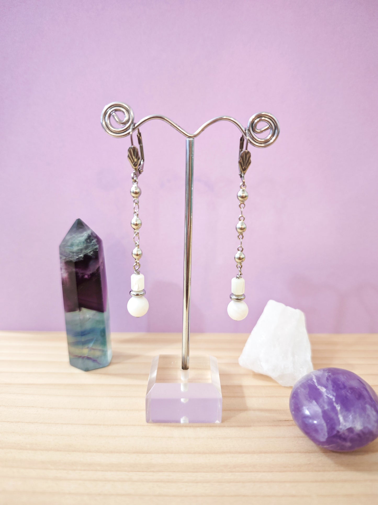 Boucles d’oreilles pendantes en nacre blanche avec chaîne perlée montées sur dormeuses en acier inoxydable, création artisanale Julie Gassmann.