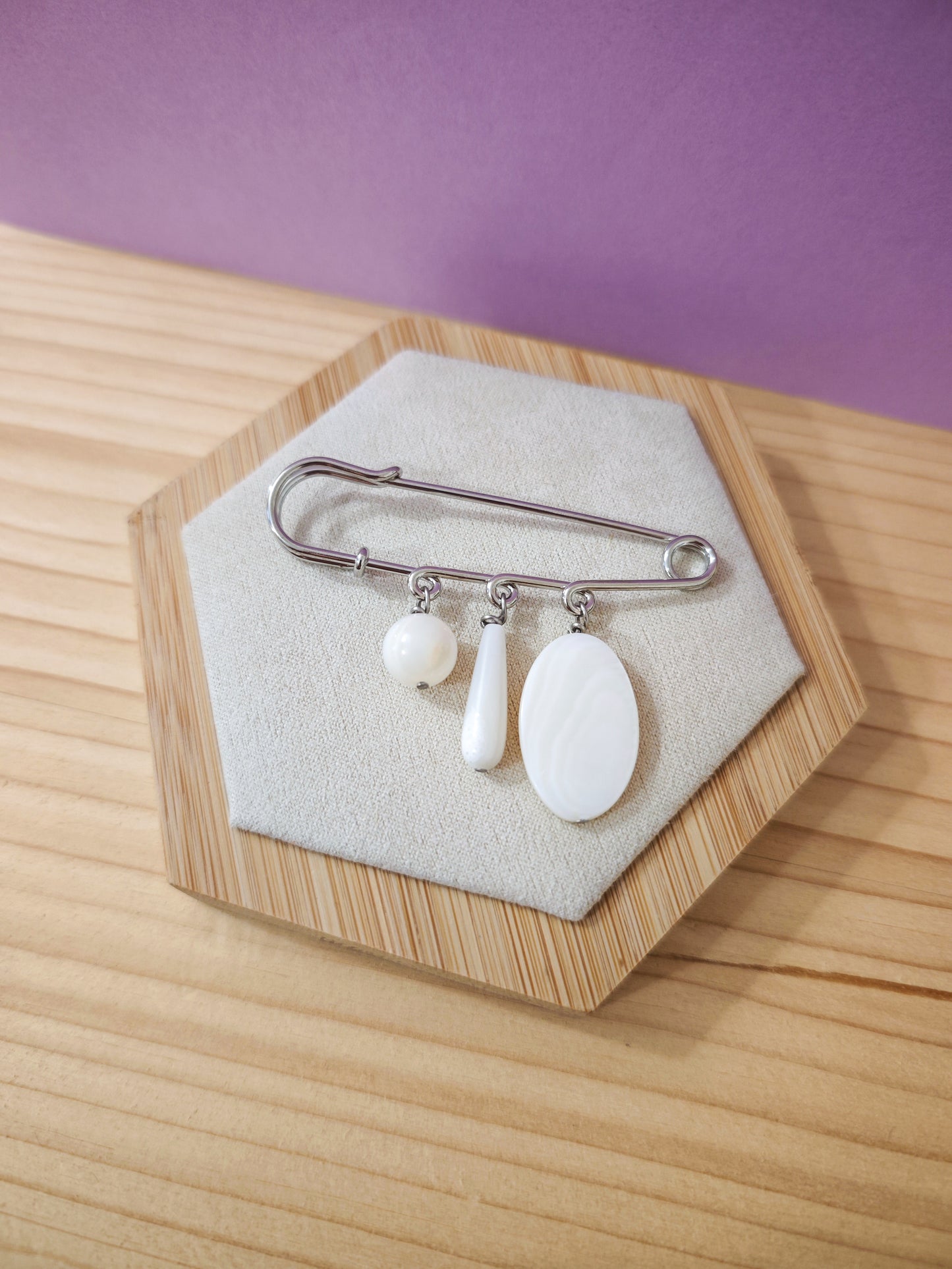 Broche artisanale en nacre blanche naturelle montée sur épingle acier inoxydable – création Julie Gassmann Bijoux.