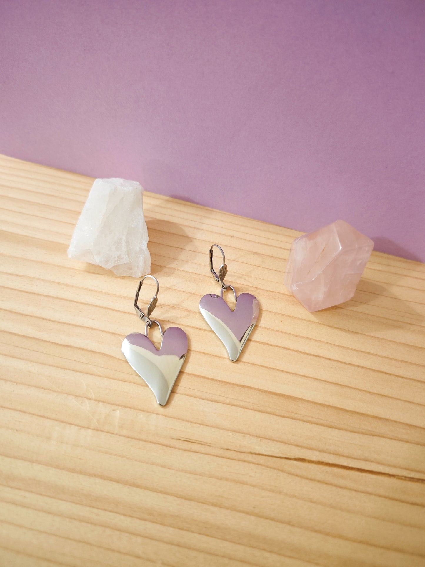 Boucles d’oreilles cœur argenté en acier inoxydable sur support en bois avec pierres naturelles, création Julie Gassmann Bijoux