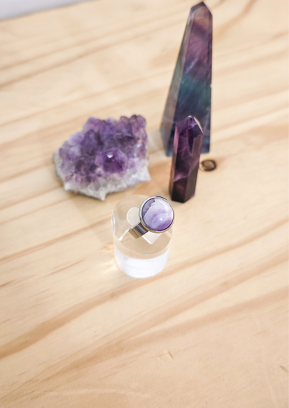Bague artisanale en améthyste violette montée sur une base ajustable en acier inoxydable, création faite main et pièce unique.