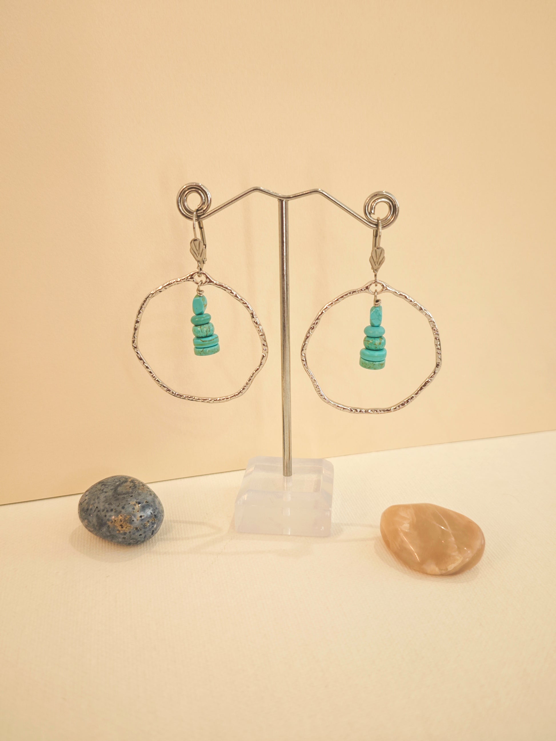 Boucles d’oreilles créoles en howlite turquoise et acier inoxydable, bijou fait main Julie Gassmann, pièce unique été coloré et lumineux