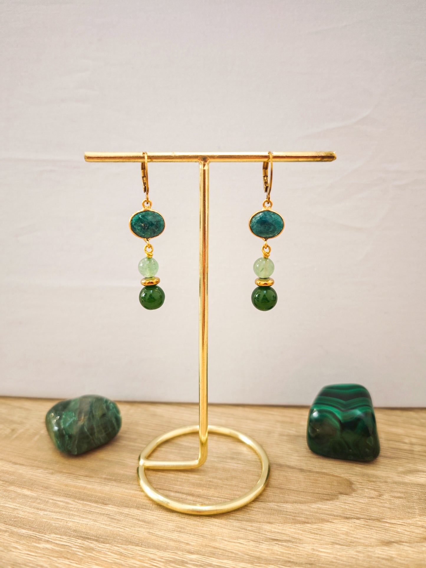 Boucles d’oreilles artisanales en émeraude, aventurine et agate verte sur acier inoxydable doré.