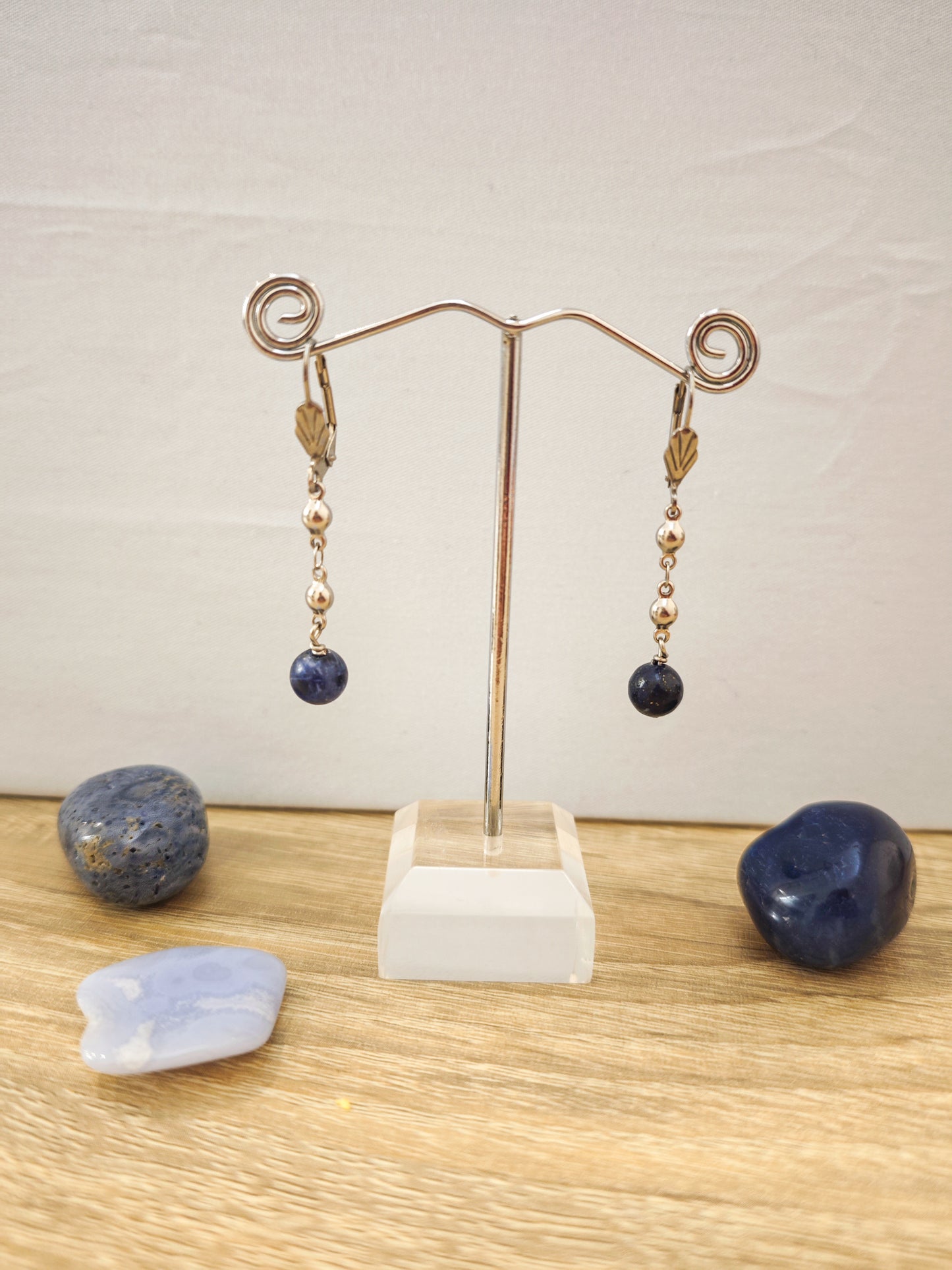 Boucles d’oreilles artisanales en sodalite bleu marine et acier argenté, fabriquées à la main à Nogent-sur-Marne.