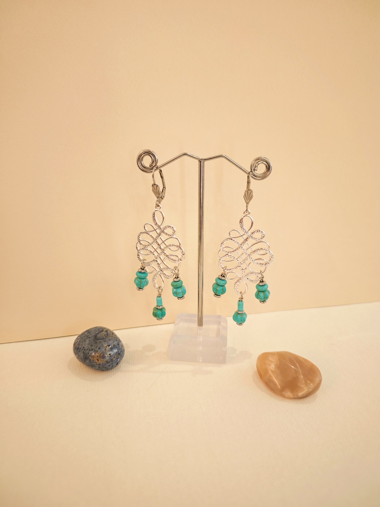 Boucles d’oreilles pendantes en howlite turquoise et acier inoxydable, création artisanale française Julie Gassmann, pièce unique colorée été