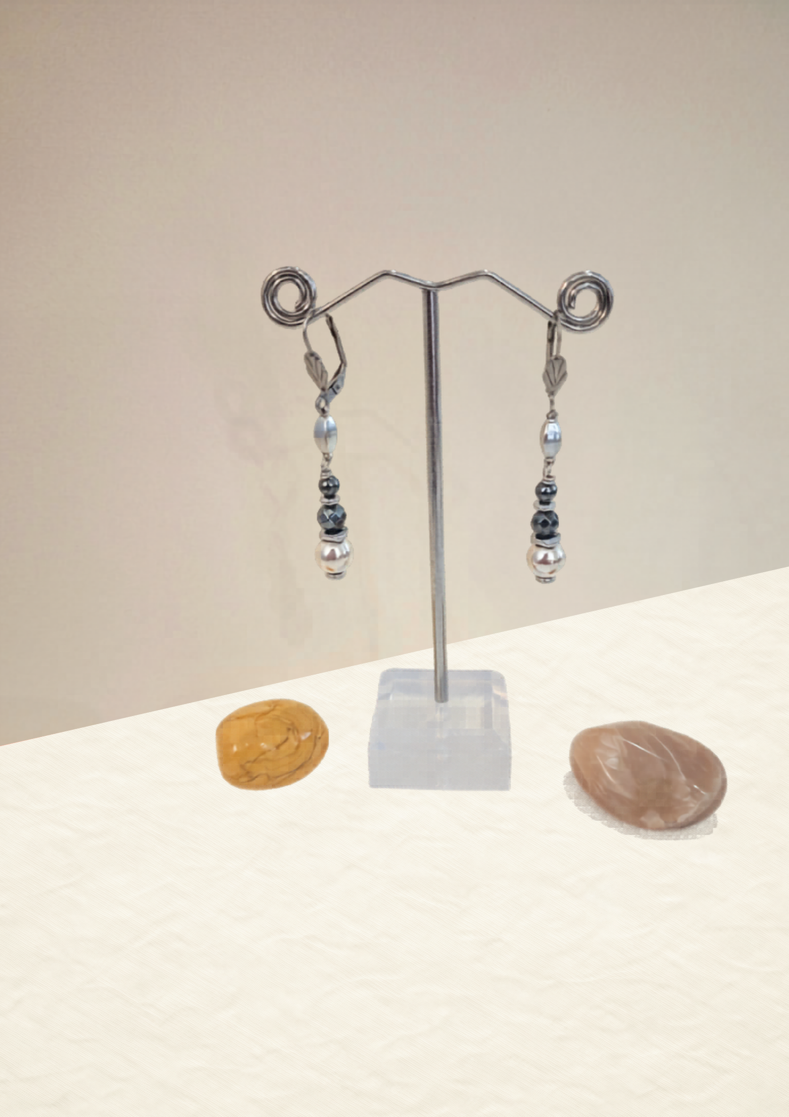 Boucles d’oreilles pendantes en hématite grise, bijou fait main Julie Gassmann, pièce unique en pierre naturelle aux reflets métallisés