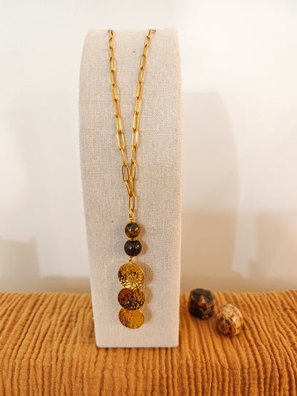 Collier artisanal en œil de tigre sur chaîne en acier inoxydable doré, bijou fait main, pièce unique, création Julie Gassmann.