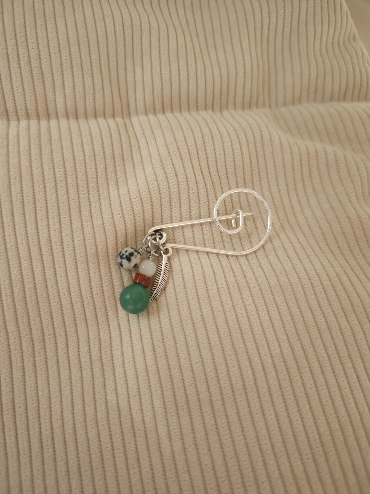 Broche plume et couleurs