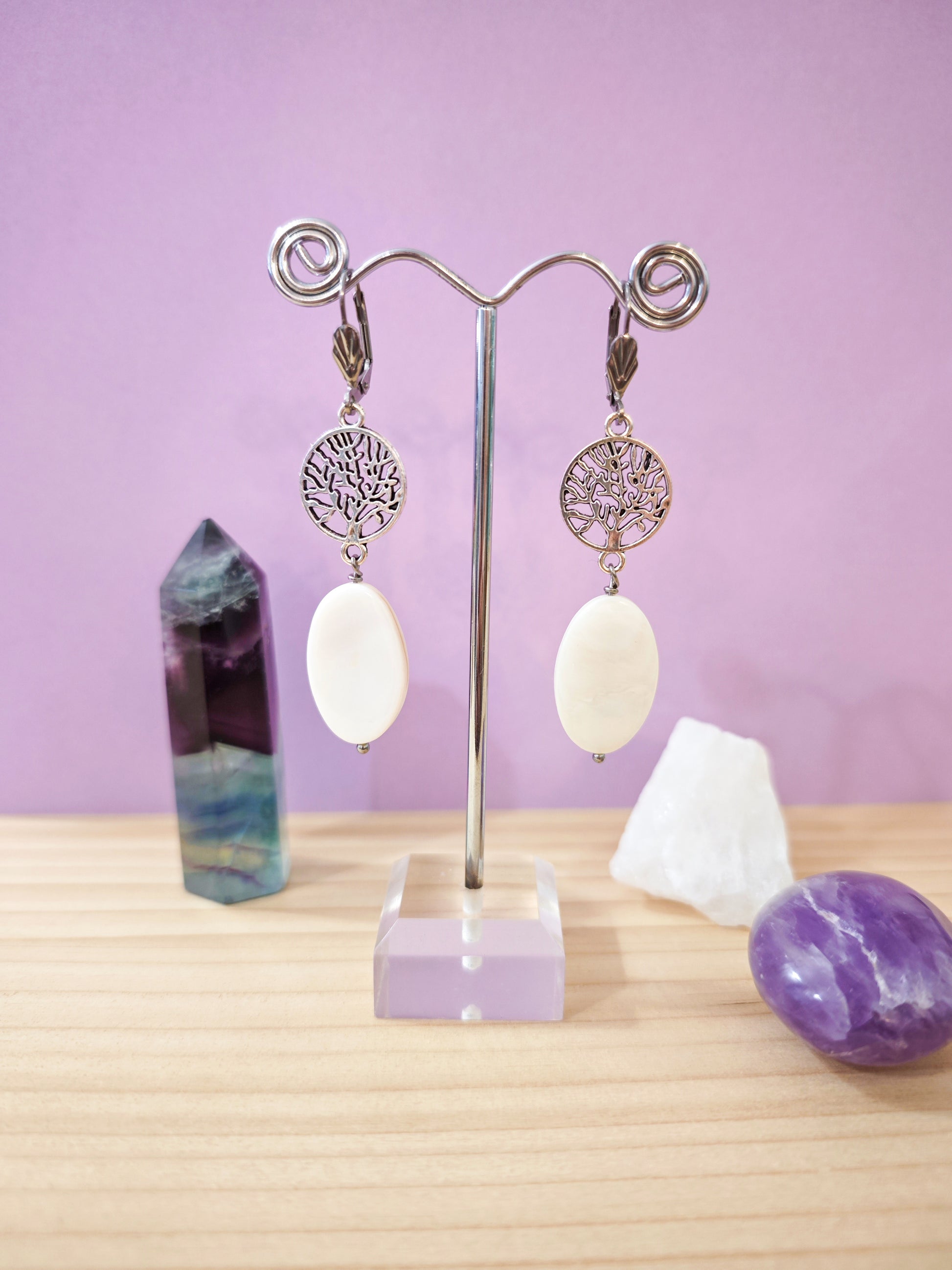 Boucles d’oreilles pendantes en nacre blanche avec motif arbre ajouré, montées sur dormeuses en acier inoxydable, création artisanale Julie Gassmann.
