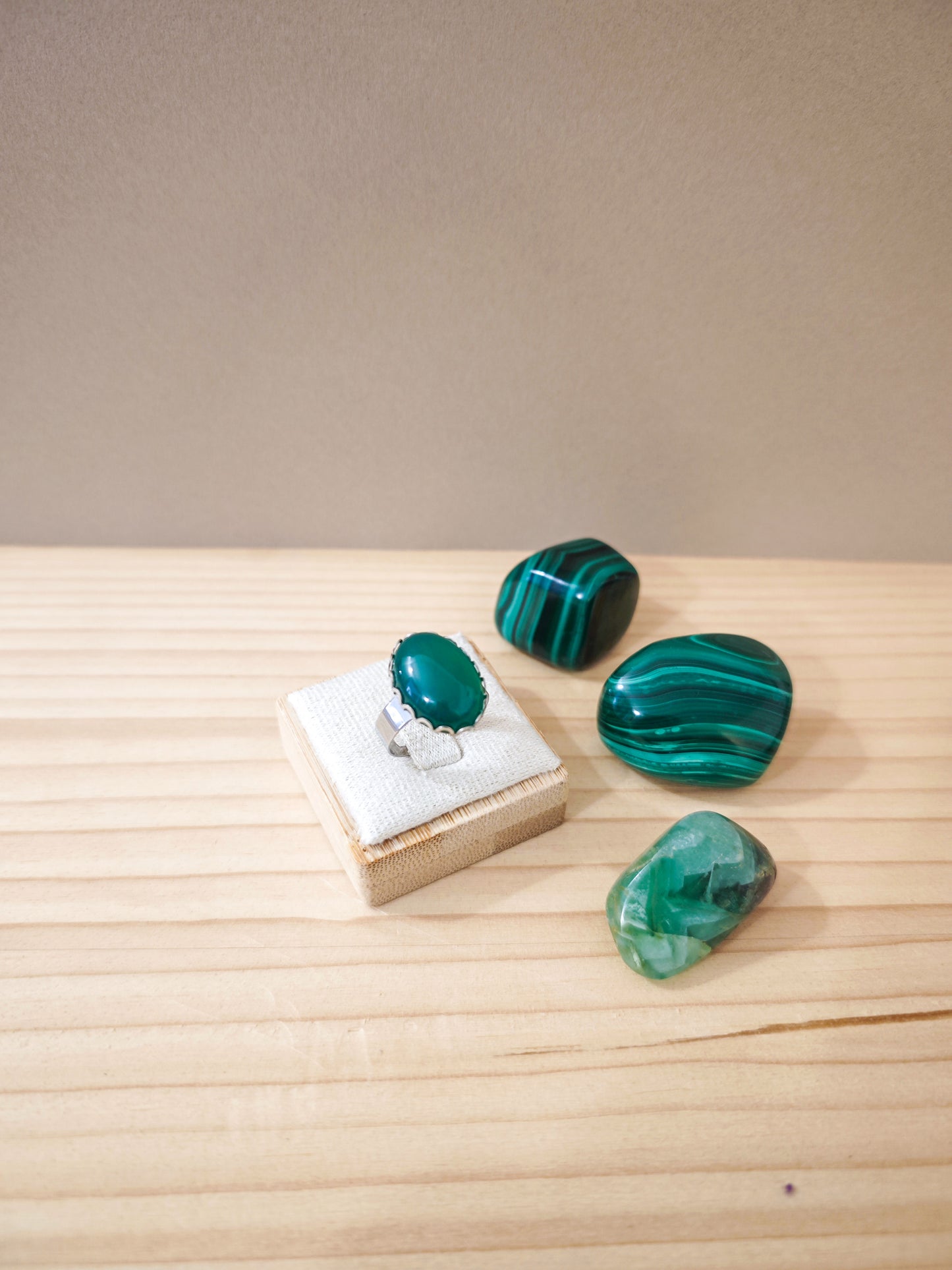 Bague artisanale en agate verte lisse montée sur acier inoxydable ajustable, pièce unique créée à la main à Nogent-sur-Marne.