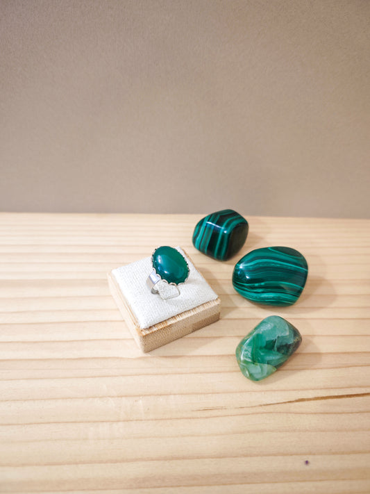 Bague artisanale en agate verte lisse montée sur acier inoxydable ajustable, pièce unique créée à la main à Nogent-sur-Marne.