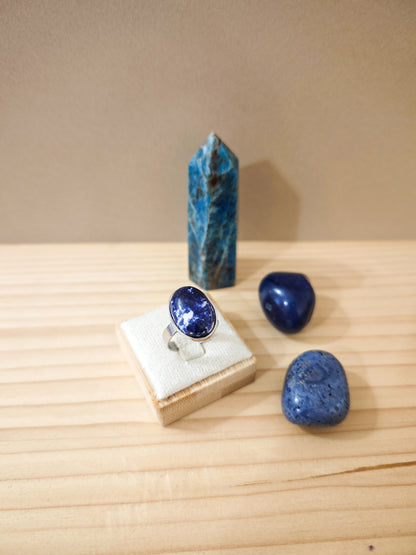 Bague artisanale en sodalite bleu profond avec marbrures blanches, montée sur acier inoxydable ajustable, pièce unique créée à Nogent-sur-Marne.