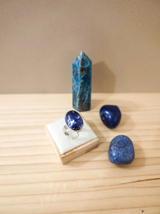 Bague artisanale en sodalite bleu profond avec marbrures blanches, montée sur acier inoxydable ajustable, pièce unique créée à Nogent-sur-Marne.