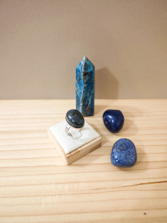 Bague artisanale en labradorite aux reflets bleu nuit montée sur acier inoxydable ajustable, pièce unique créée à la main à Nogent-sur-Marne.