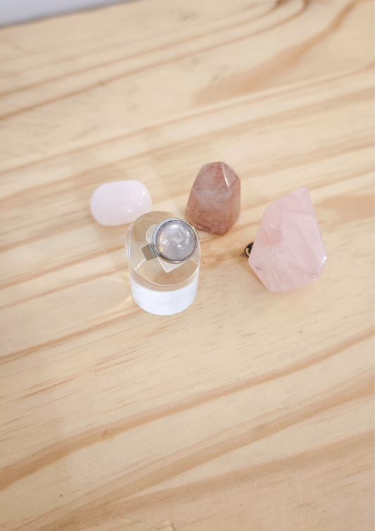 Bague en quartz rose naturel de 12 mm montée sur acier inoxydable ajustable, bijou artisanal au design sobre et élégant.