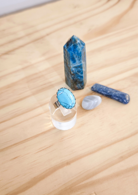 Bague artisanale en howlite turquoise montée sur acier inoxydable, cabochon ovale 18x13 mm, création faite main à Nogent-sur-Marne.