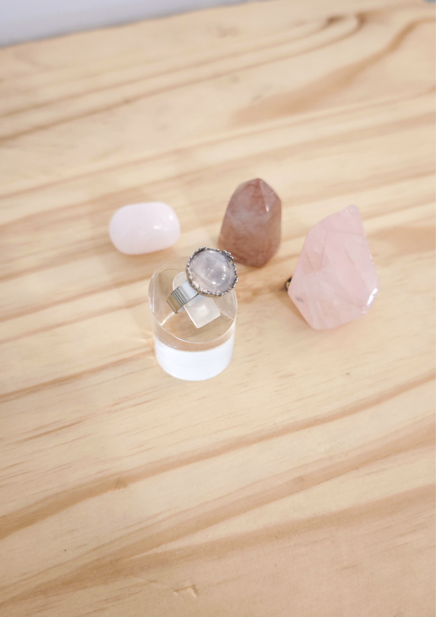 Bague en quartz rose naturel de 12 mm montée sur acier inoxydable ajustable, bijou artisanal au design sobre et élégant.