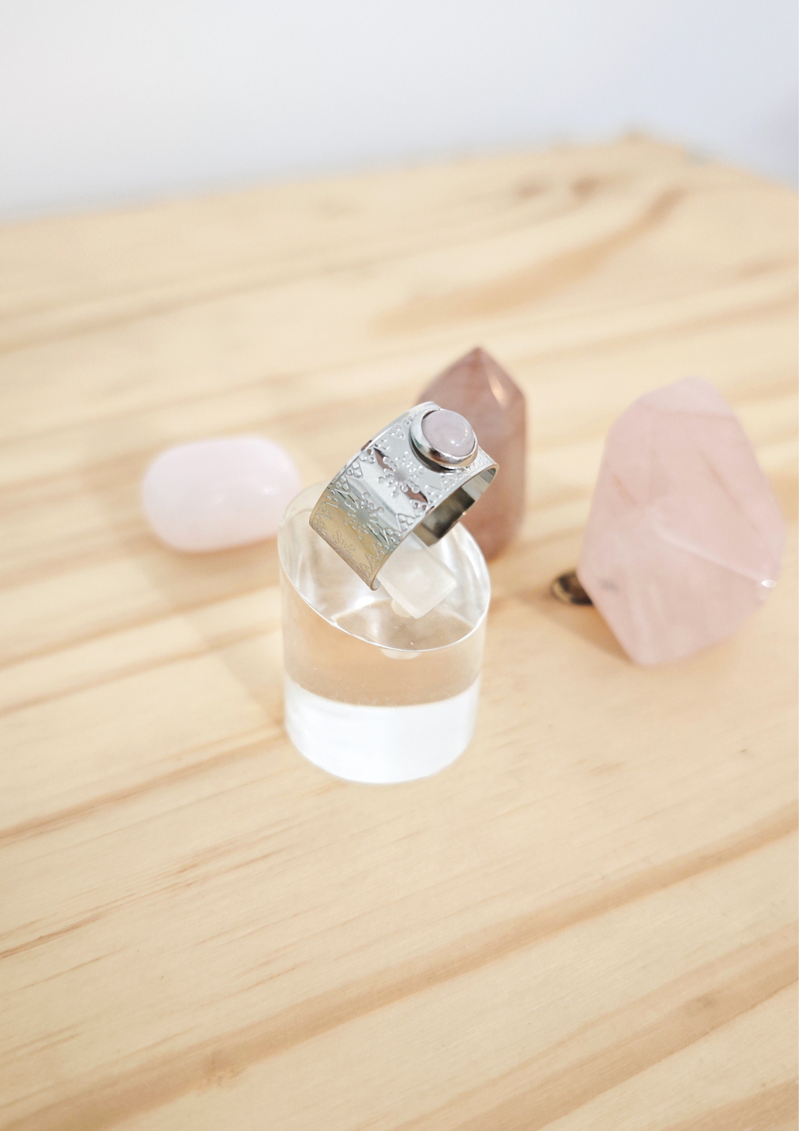 Bague artisanale en quartz rose naturel montée sur acier inoxydable ajustable, design fleuri, pierre rose aux nuances douces.
