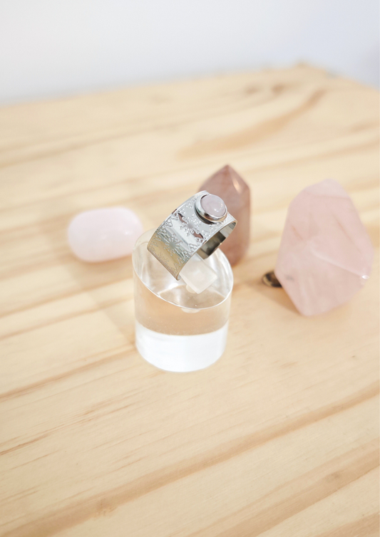 Bague artisanale en quartz rose naturel montée sur acier inoxydable ajustable, design fleuri, pierre rose aux nuances douces.