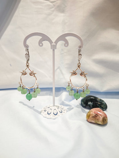 Boucles d’oreilles faites main avec aventurine verte et motif hirondelles en acier inoxydable, création artisanale Julie Gassmann Bijoux.