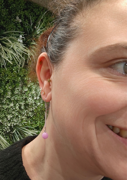 Boucle d’oreille pendante en acier inoxydable avec perle d’agate rose, bijou artisanal fait main porté à l’oreille.