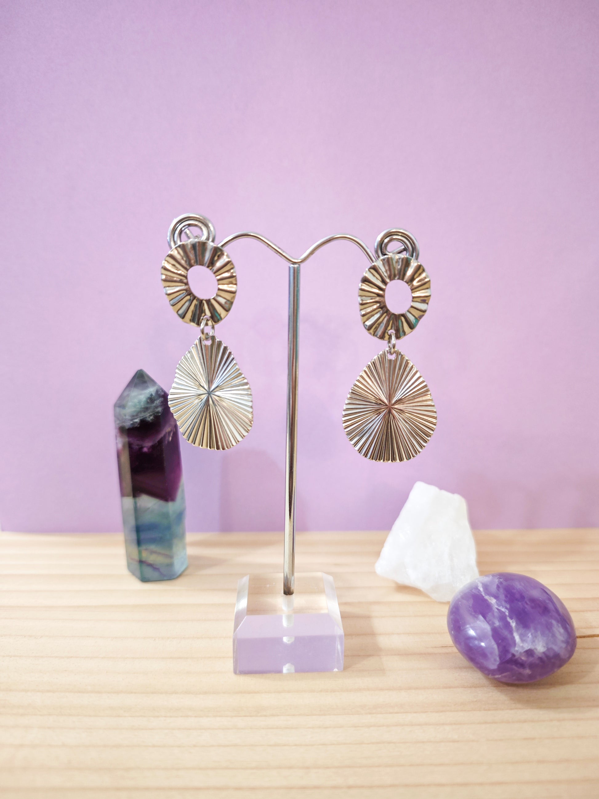 Boucles d’oreilles en acier inoxydable texturé avec pendentif goutte montées sur clou, création artisanale Julie Gassmann.