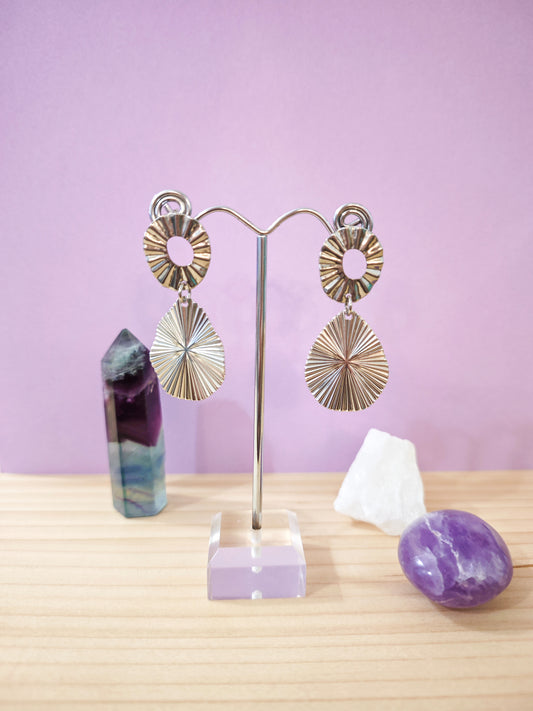 Boucles d’oreilles en acier inoxydable texturé avec pendentif goutte montées sur clou, création artisanale Julie Gassmann.