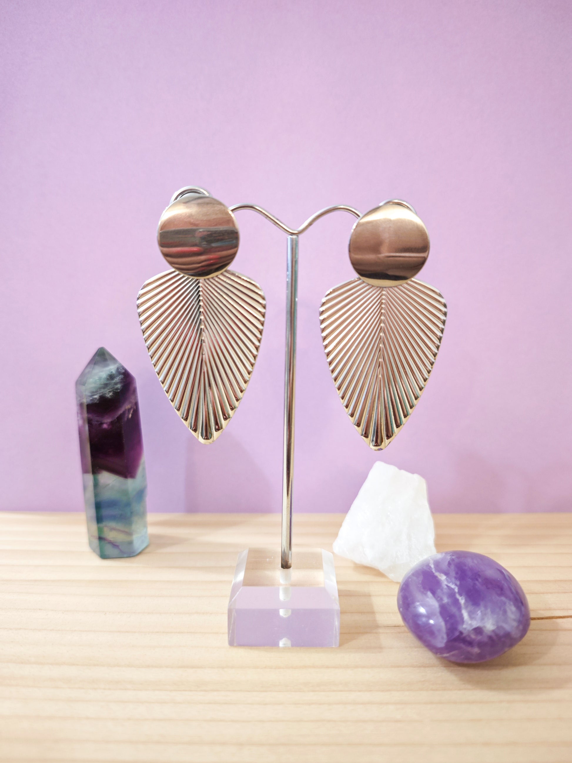 Boucles d’oreilles feuilles texturées en acier inoxydable montées sur clou, création artisanale Julie Gassmann.