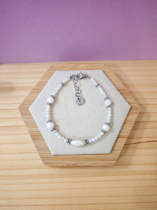 Bracelet artisanal en nacre blanche naturelle avec perle centrale et acier inoxydable, création Julie Gassmann réalisée à la main à Nogent-sur-Marne.