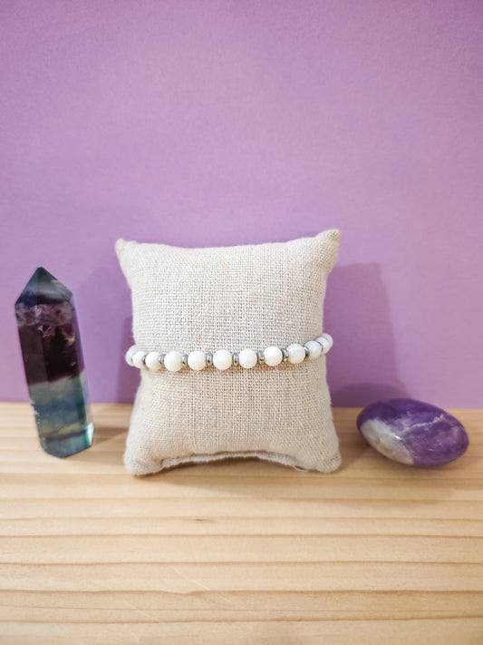 Bracelet artisanal en nacre blanche naturelle et acier inoxydable avec petites perles et fermoir, création Julie Gassmann réalisée à Nogent-sur-Marne.