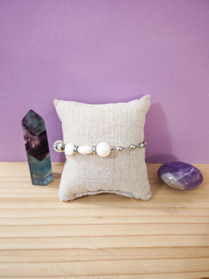 Bracelet asymétrique en nacre blanche naturelle et acier inoxydable sur chaîne fine, création artisanale Julie Gassmann réalisée à Nogent-sur-Marne.