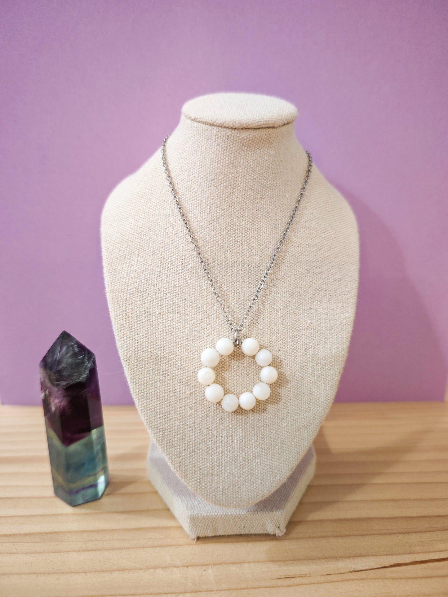 Collier artisanal avec pendentif cercle en perles de nacre blanche sur chaîne en acier inoxydable – création Julie Gassmann Bijoux.