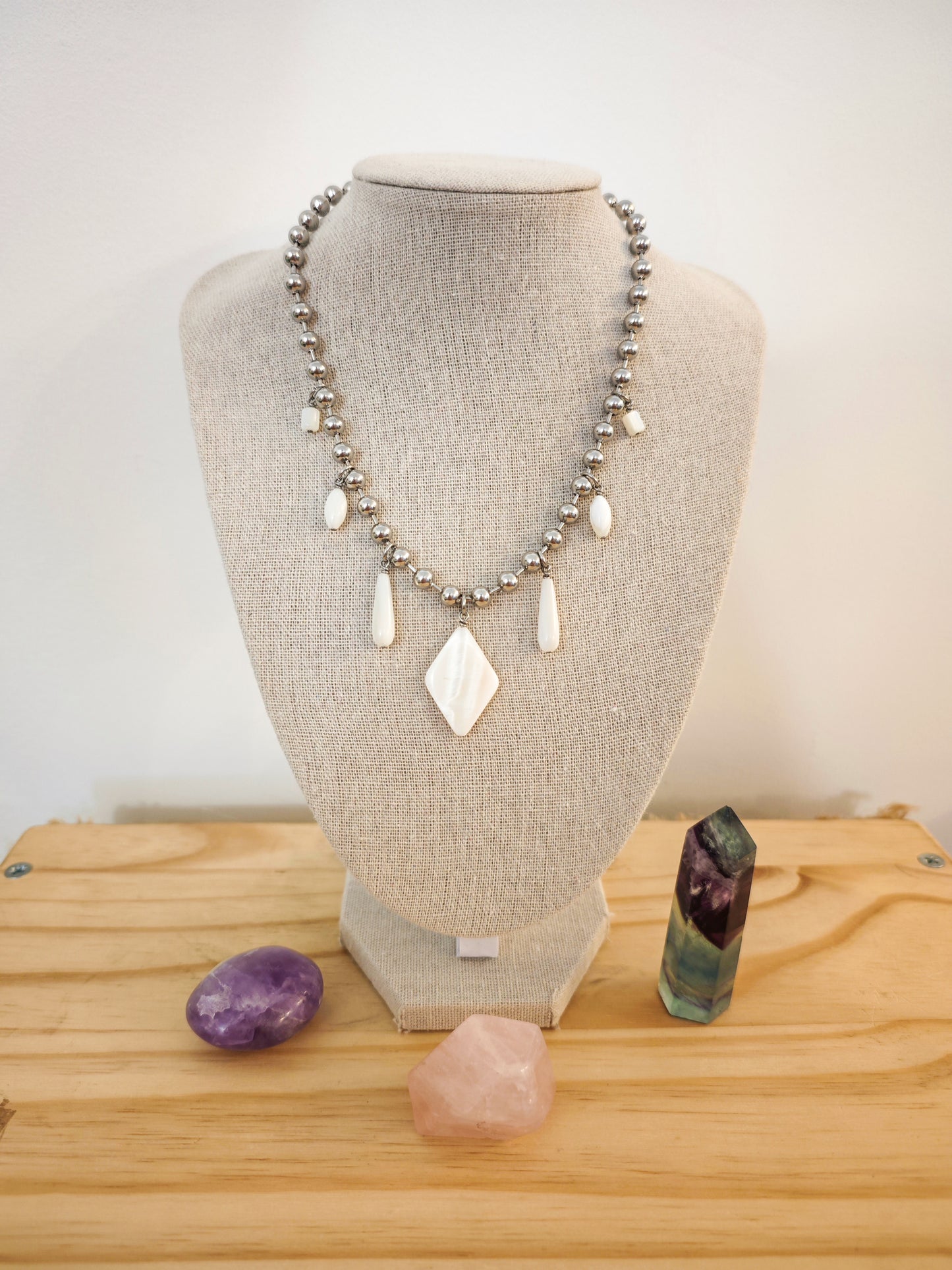 Collier artisanal en nacre blanche naturelle avec perles en acier inoxydable et pendentif nacre – création Julie Gassmann Bijoux.