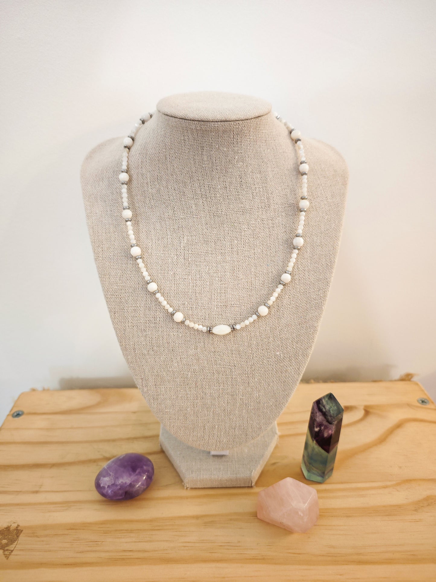Collier artisanal en nacre blanche naturelle monté sur acier inoxydable – création Julie Gassmann Bijoux réalisée à Nogent-sur-Marne.