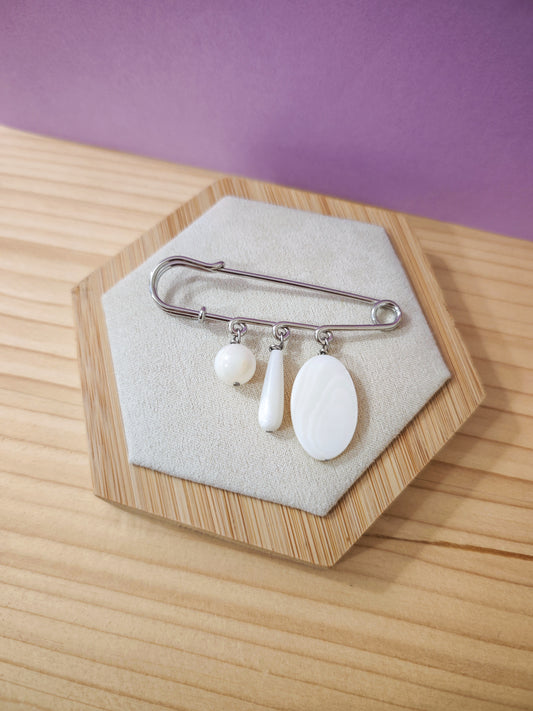 Broche artisanale en nacre blanche naturelle montée sur épingle acier inoxydable – création Julie Gassmann Bijoux.