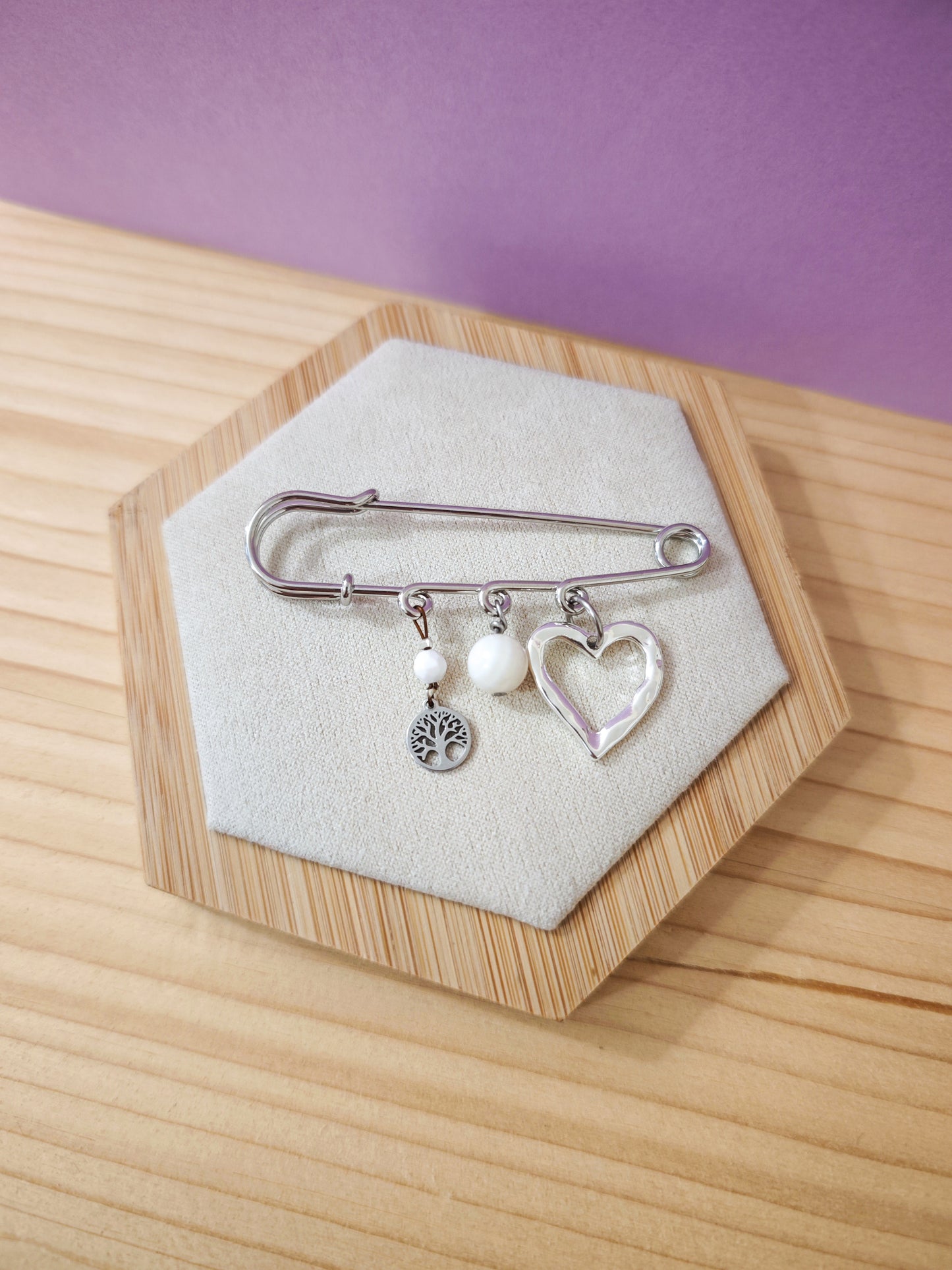 Broche artisanale avec nacre blanche et pendentif cœur en acier inoxydable – création Julie Gassmann Bijoux.