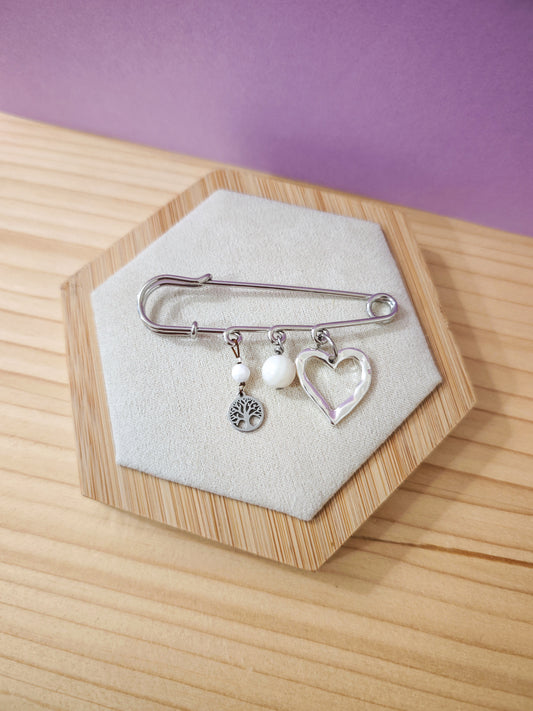 Broche artisanale avec nacre blanche et pendentif cœur en acier inoxydable – création Julie Gassmann Bijoux.