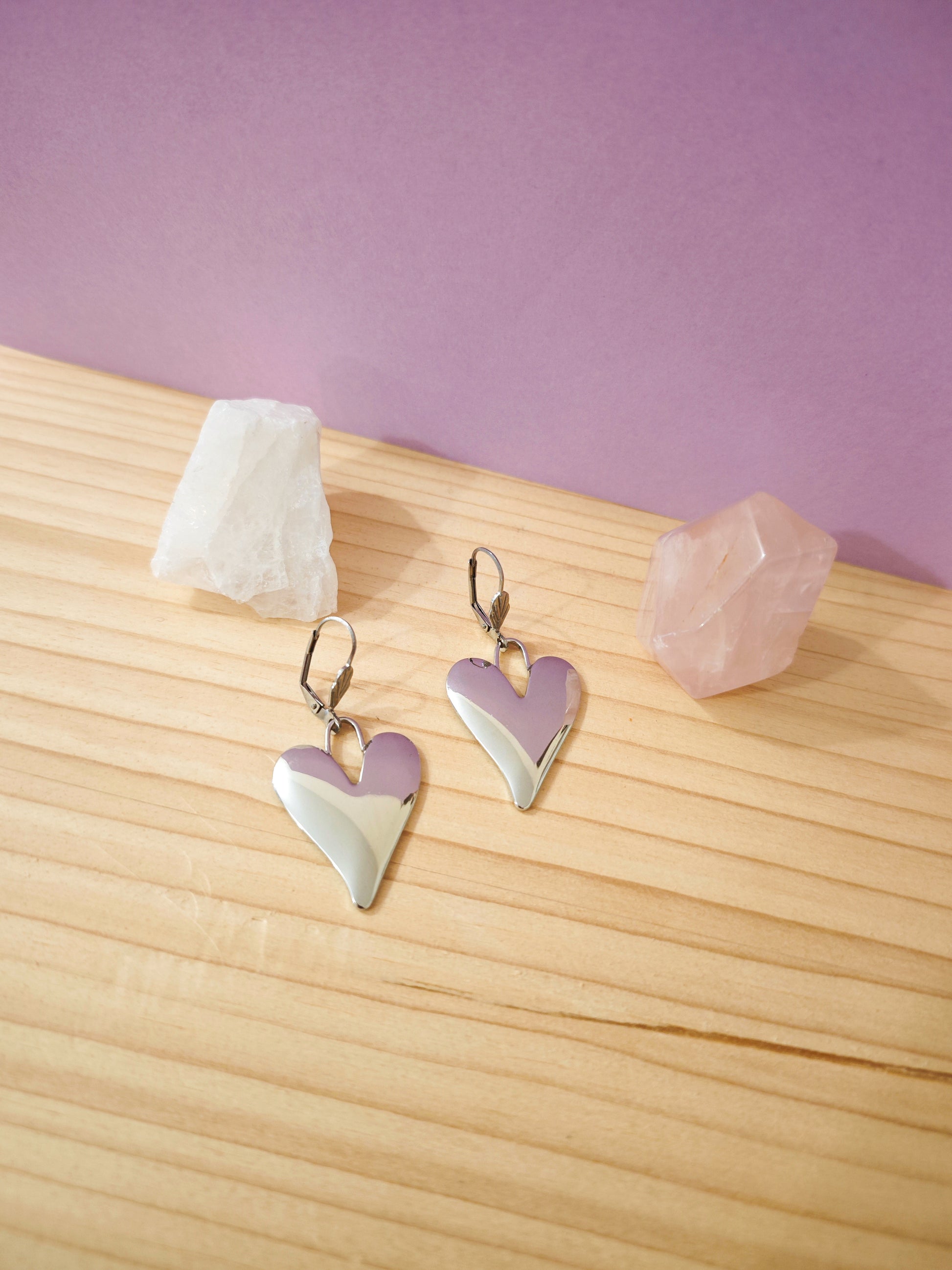 Boucles d’oreilles cœur argenté en acier inoxydable sur support en bois avec pierres naturelles, création Julie Gassmann Bijoux
