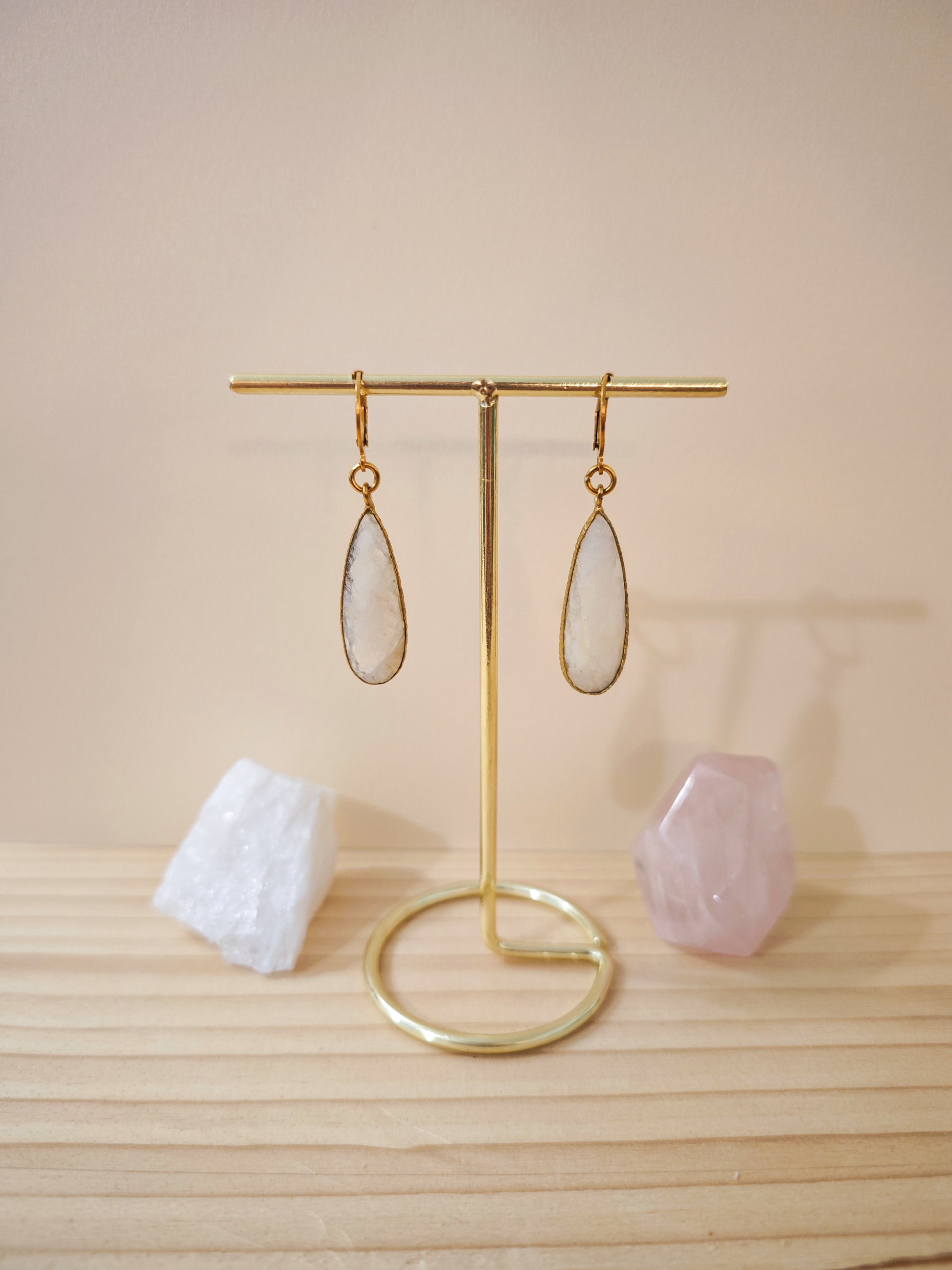 Boucles d’oreilles artisanales en pierre de lune blanche sur acier inoxydable doré, pièce unique créée à la main par Julie Gassmann à Nogent-sur-Marne.