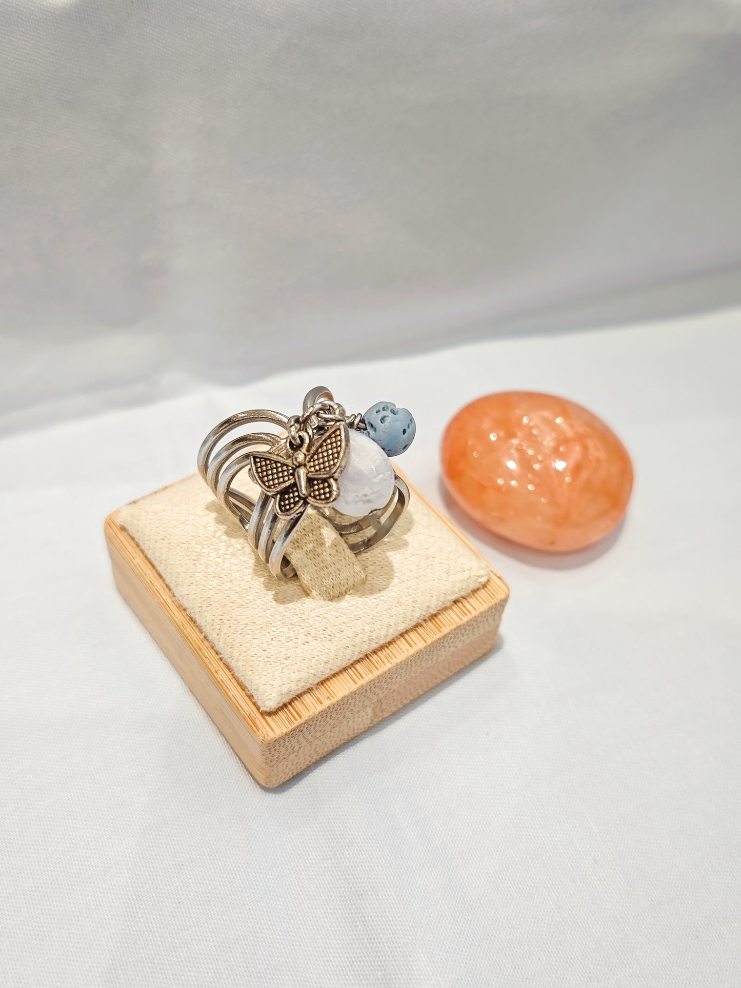 Bague artisanale en calcédoine et pierre de lave sur support en acier inoxydable argent, création unique faite main par Julie Gassmann