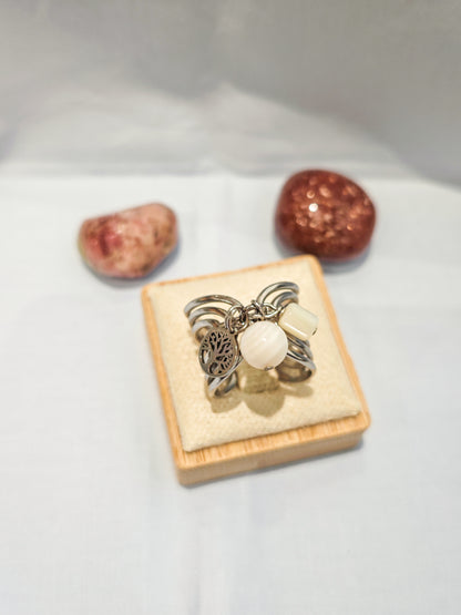 Bague réglable en nacre avec breloque arbre de vie en acier inoxydable argent, bijou artisanal fait main par Julie Gassmann