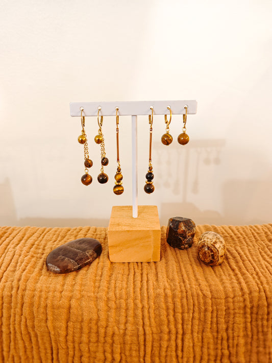 Boucles d’oreilles artisanales en œil de tigre avec fermoir dormeuse, montées sur acier inoxydable, création Julie Gassmann.